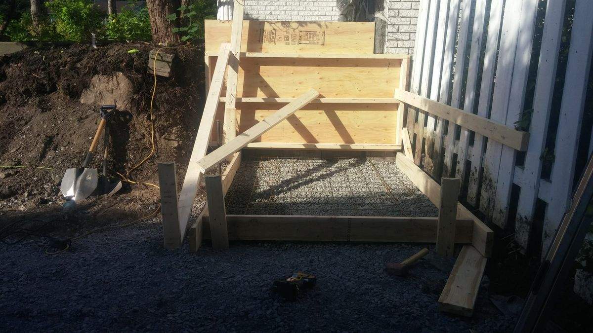 Coffrage en bois d'un escalier de béton sur une pente, vu de face