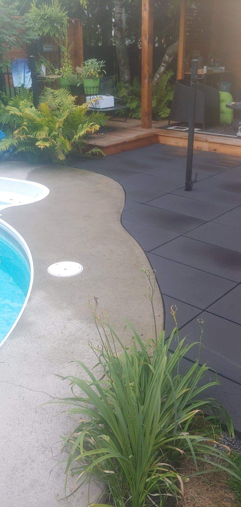 Patio en grandes dalles foncées sous la terrasse en cèdre