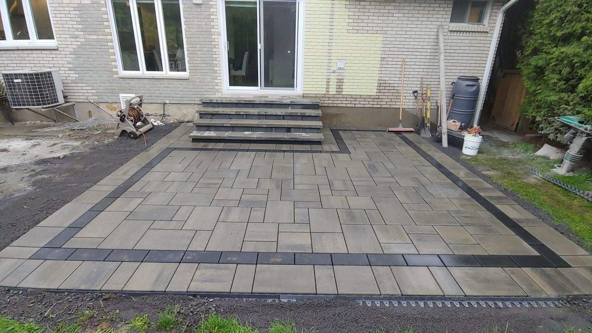 Entrée neuve d'une maison modèle avec bordures de pavé