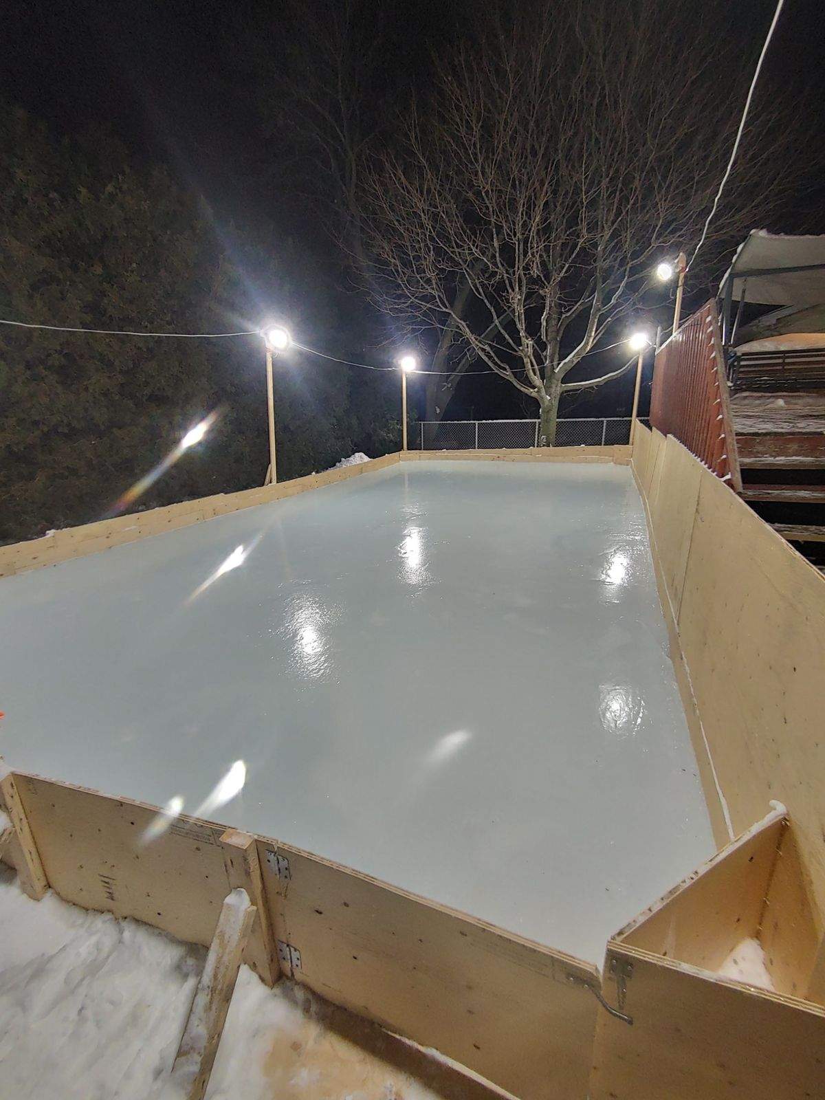 La patinoire la nuit, éclairée par les projecteurs