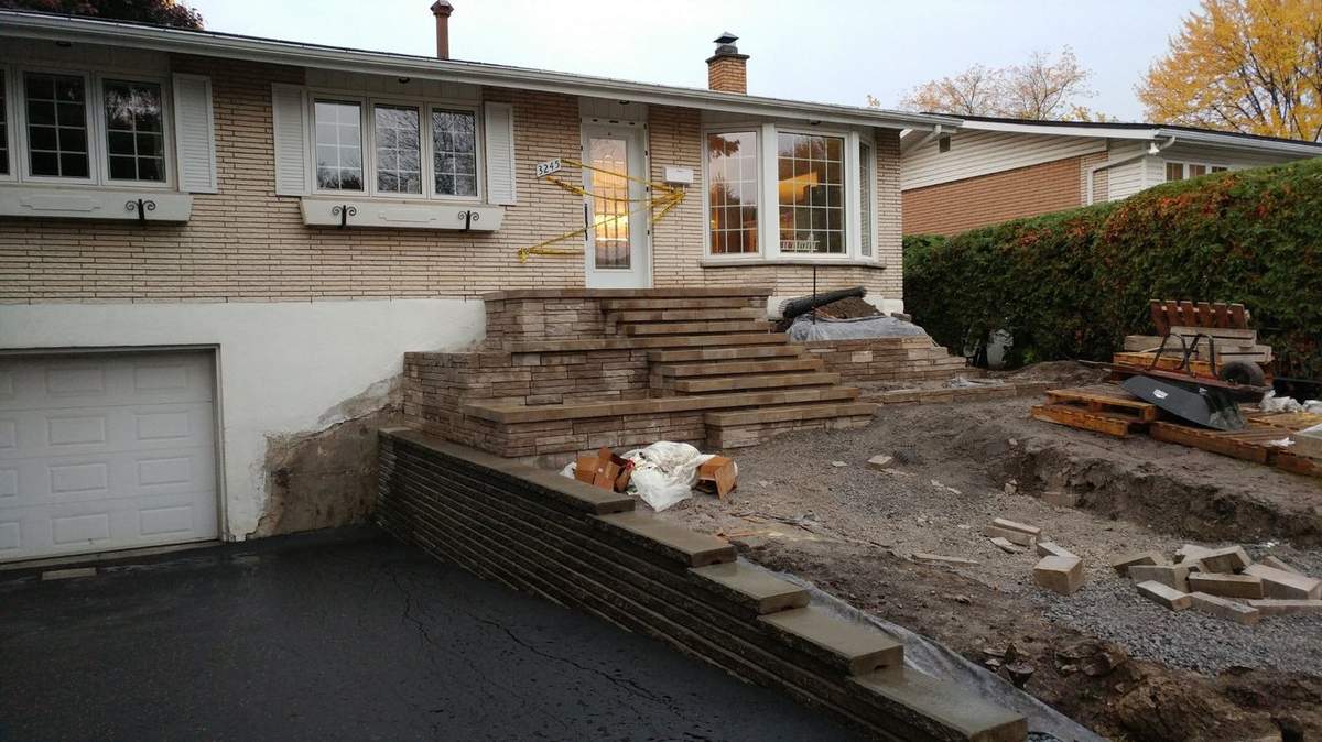 Le devant de la maison entièrement excavé, prêt pour la nouvelle base