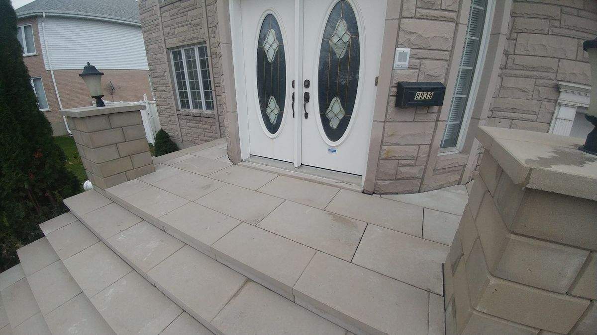 Grand escalier en pavé vu du palier