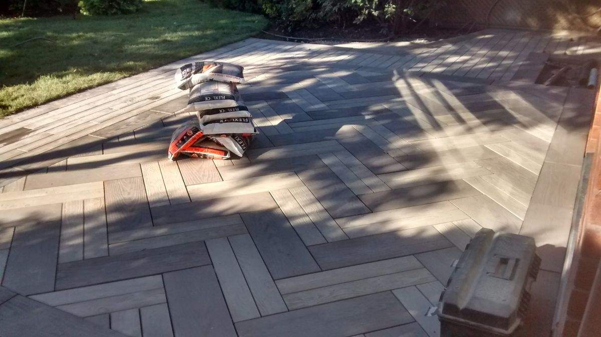 Patio en pavés imitation bois, autre angle avec bordures foncées