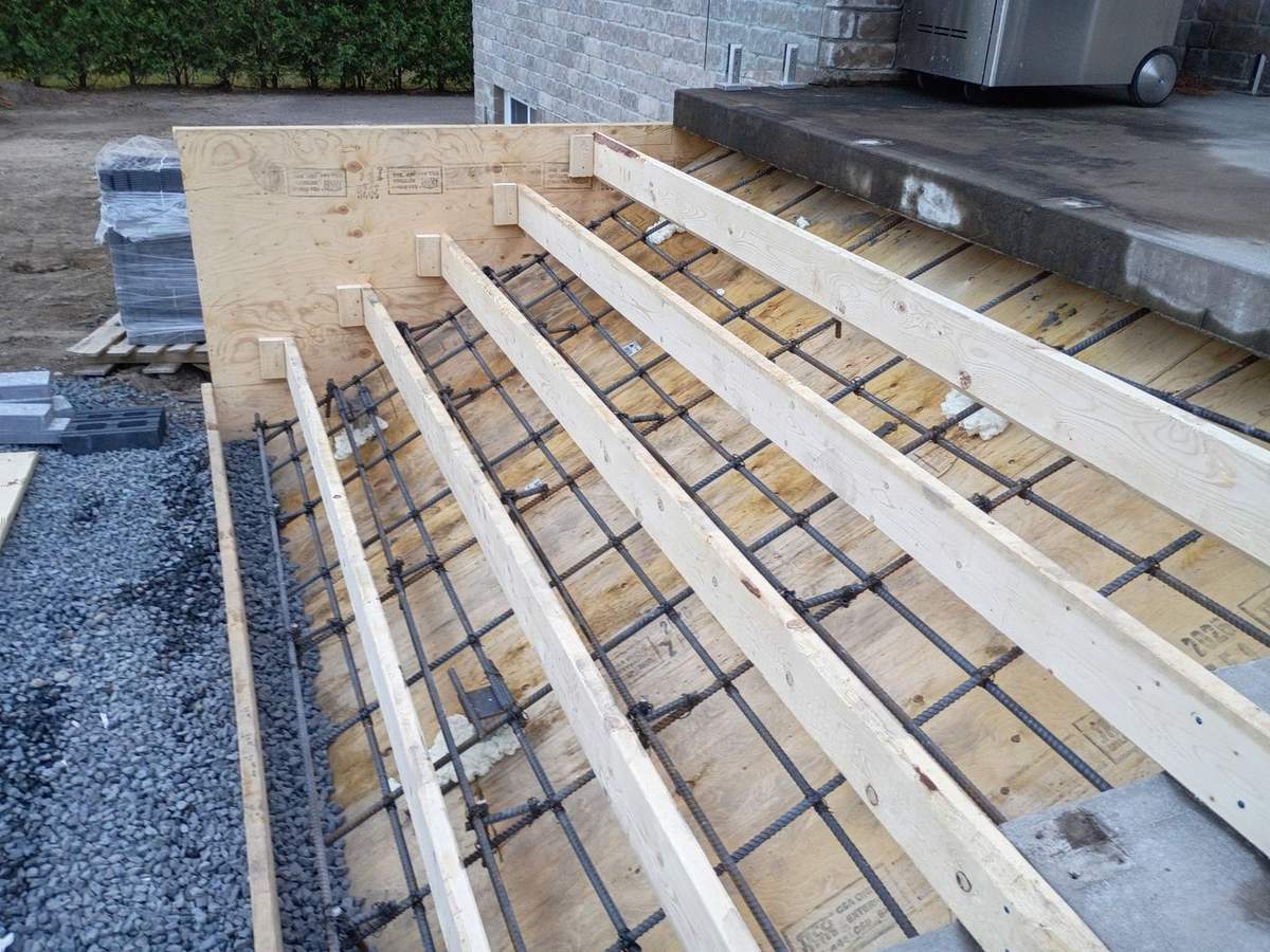 Coffrage et armature d'acier d'un escalier de béton en pente