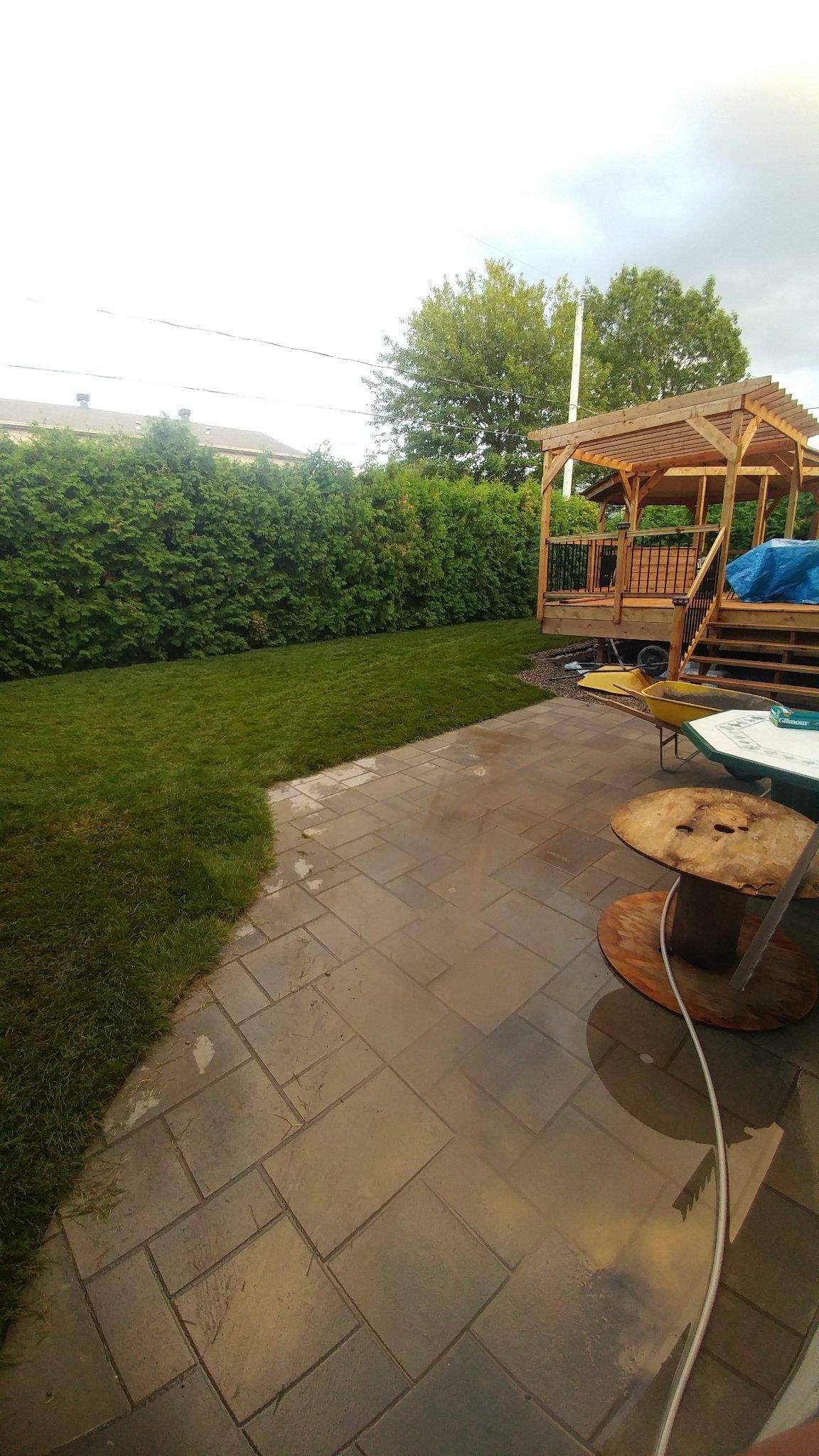 Pergola en cèdre au bout de la grande terrasse