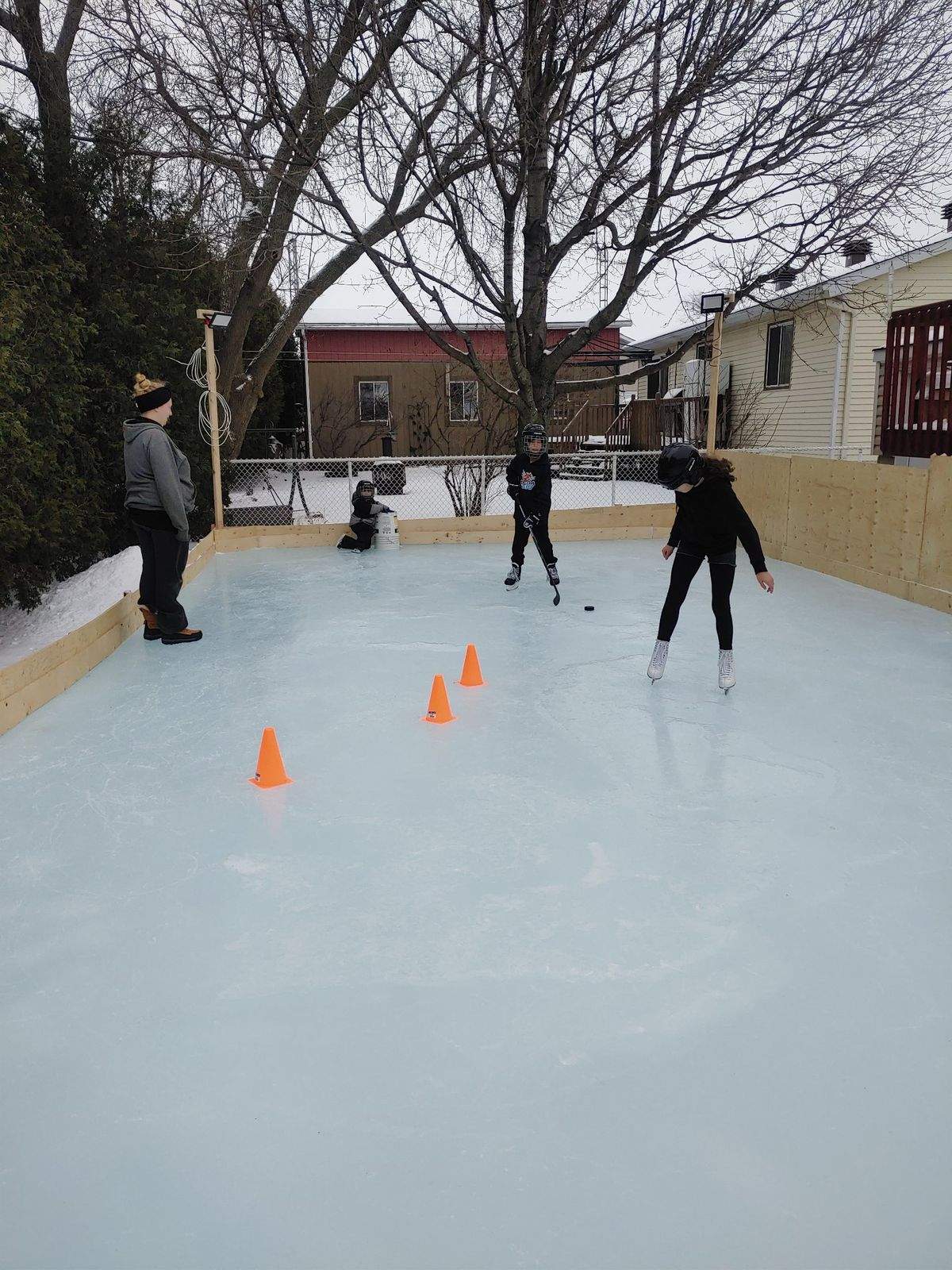 Première glace de la patinoire, un joueur avec son bâton