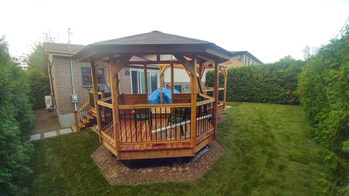 Le gazebo en cèdre au bout de la terrasse, mobilier en place