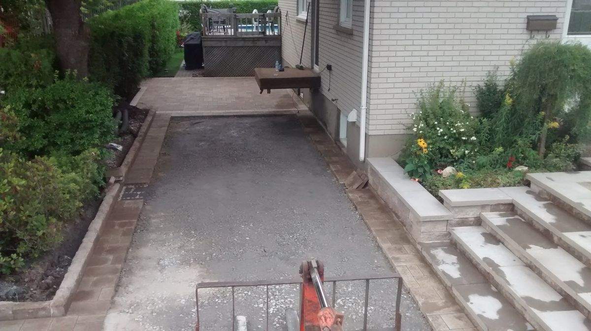 Large escalier en pavé avec coins de capuchons coupés en onglet