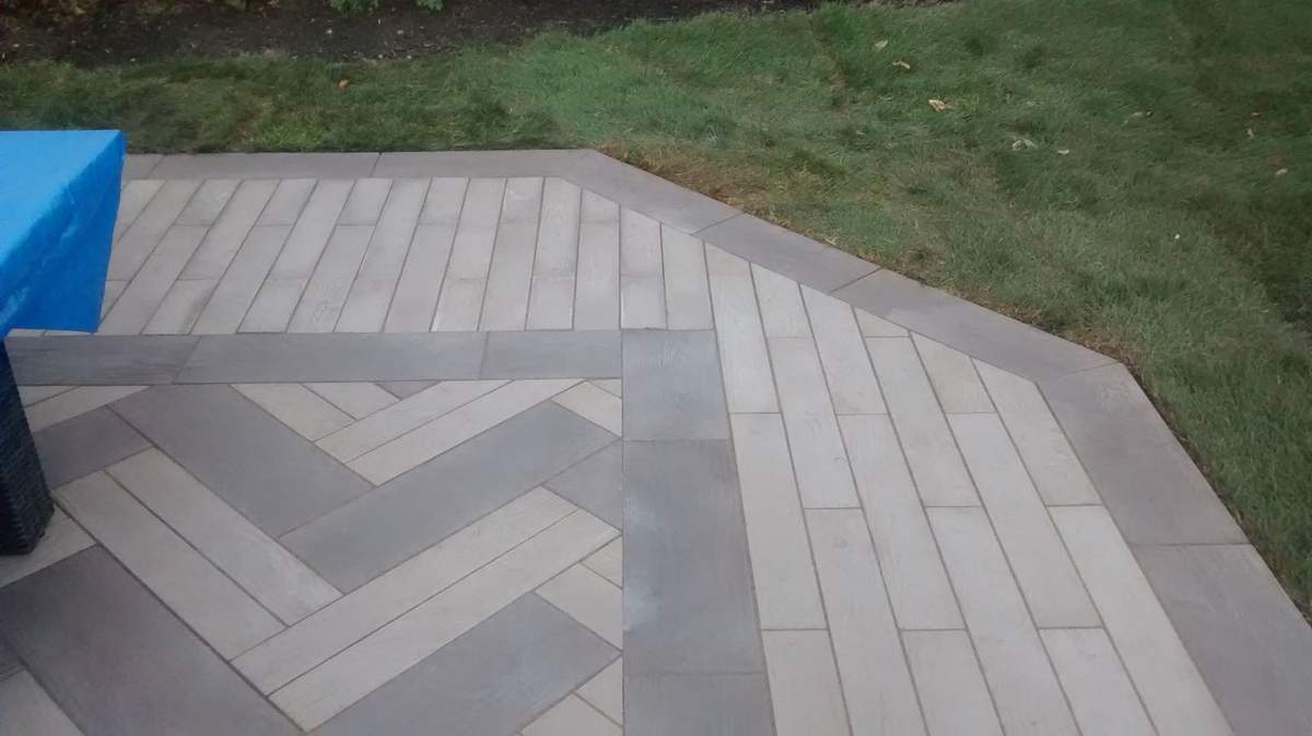 Patio en pavés imitation bois avec panneau en chevrons