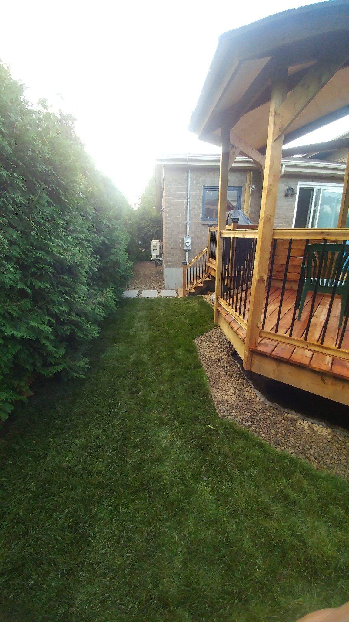 Gazebo en cèdre au bout de la terrasse, vu de côté