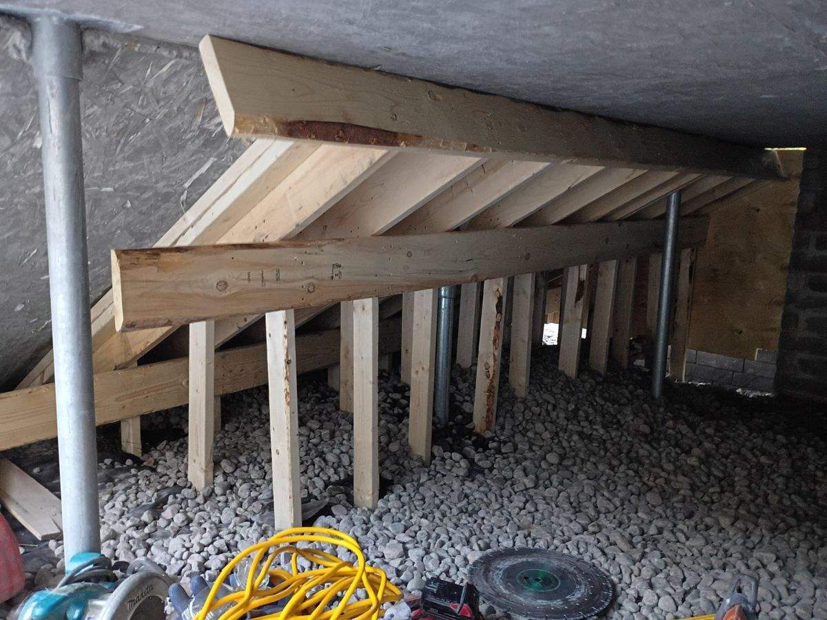 L'étayage en bois sous le coffrage de l'escalier de béton