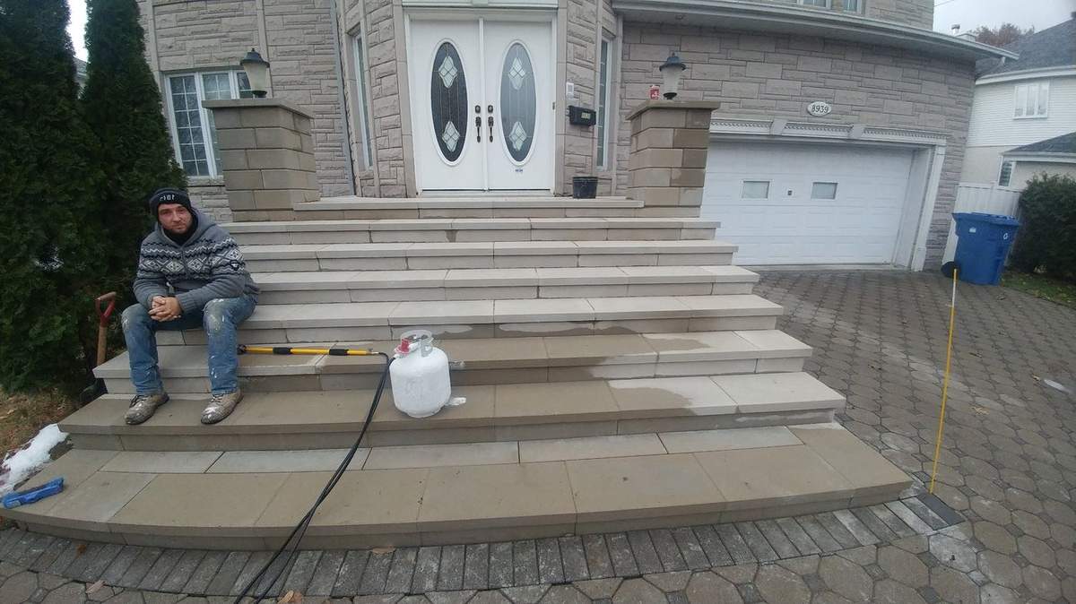 Grand escalier en pavé devant une maison de la Rive-Sud
