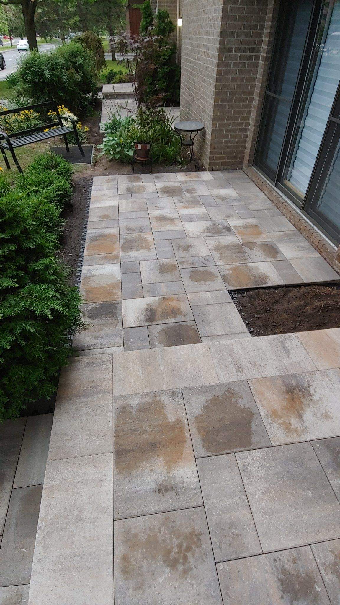 Entrée de condo avec allée et palier en pavé