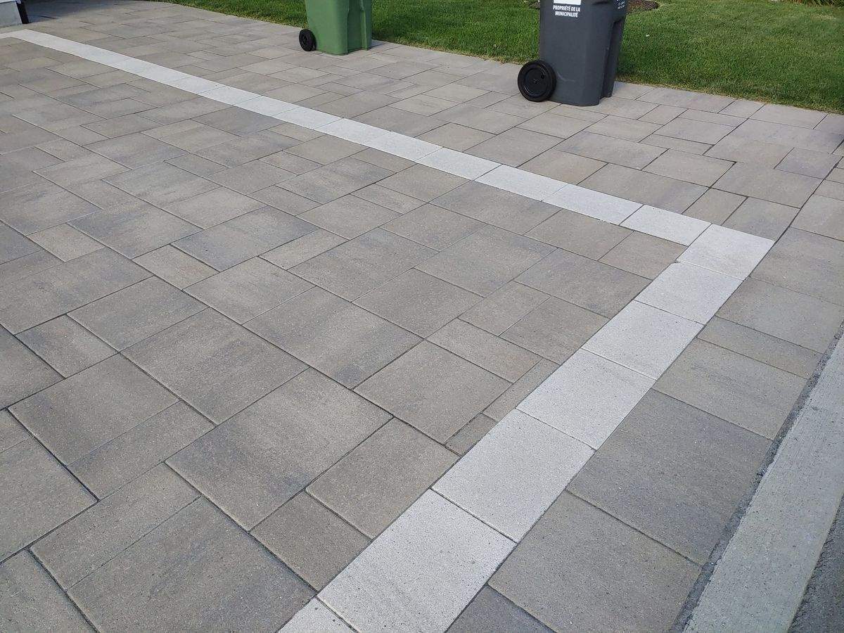 Entrée en pavé à motif en rangées en dalles pâles