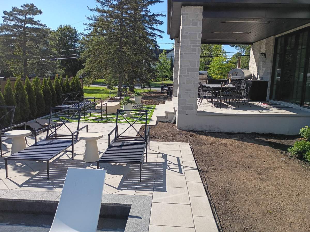 Vue latérale du contour de piscine en pavé