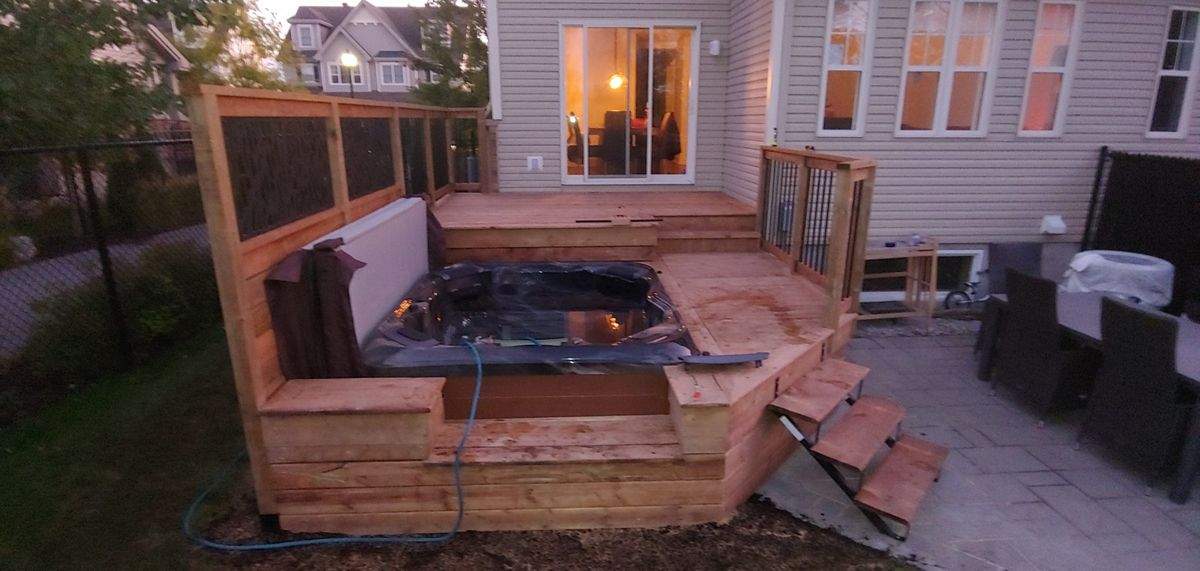 La terrasse terminée avec le spa encastré et les écrans d'intimité
