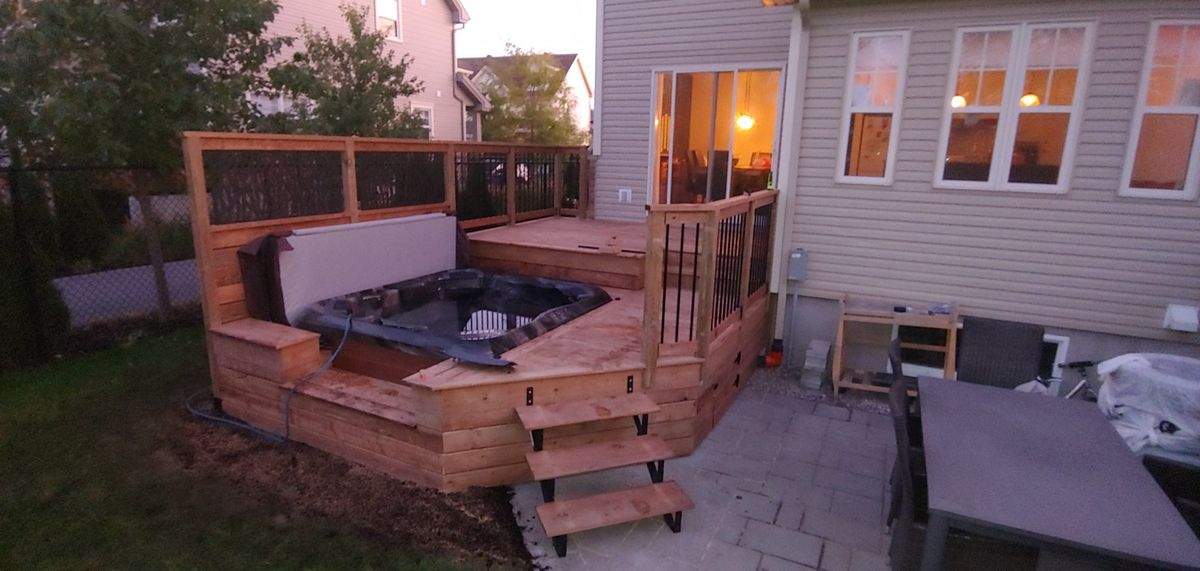 Charpente de la terrasse en construction autour de l'emplacement du spa