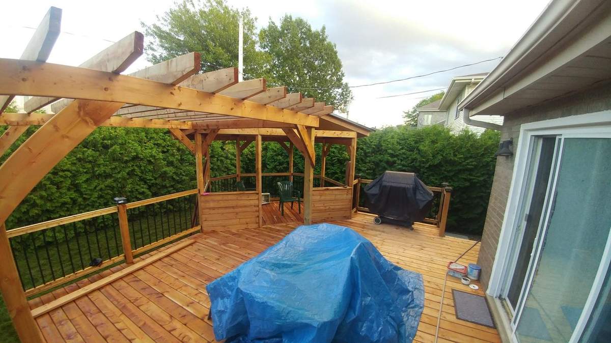 Grande terrasse en cèdre avec gazebo octogonal et pergola