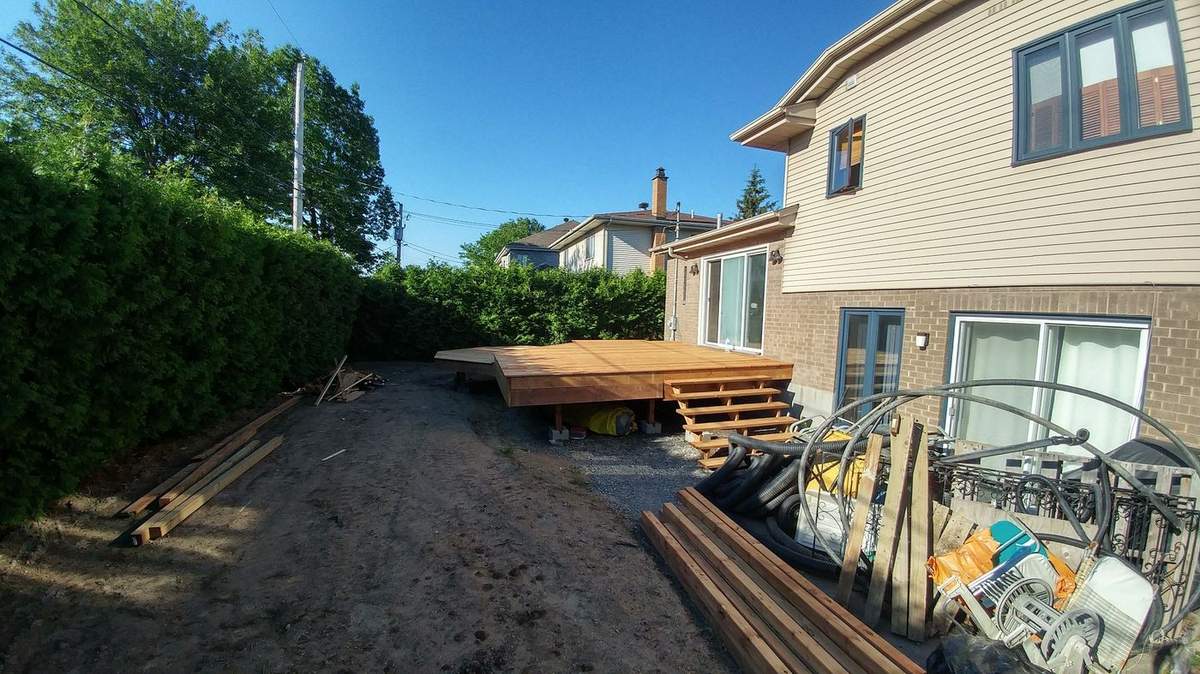 Terrasse en bois en construction, charpente visible