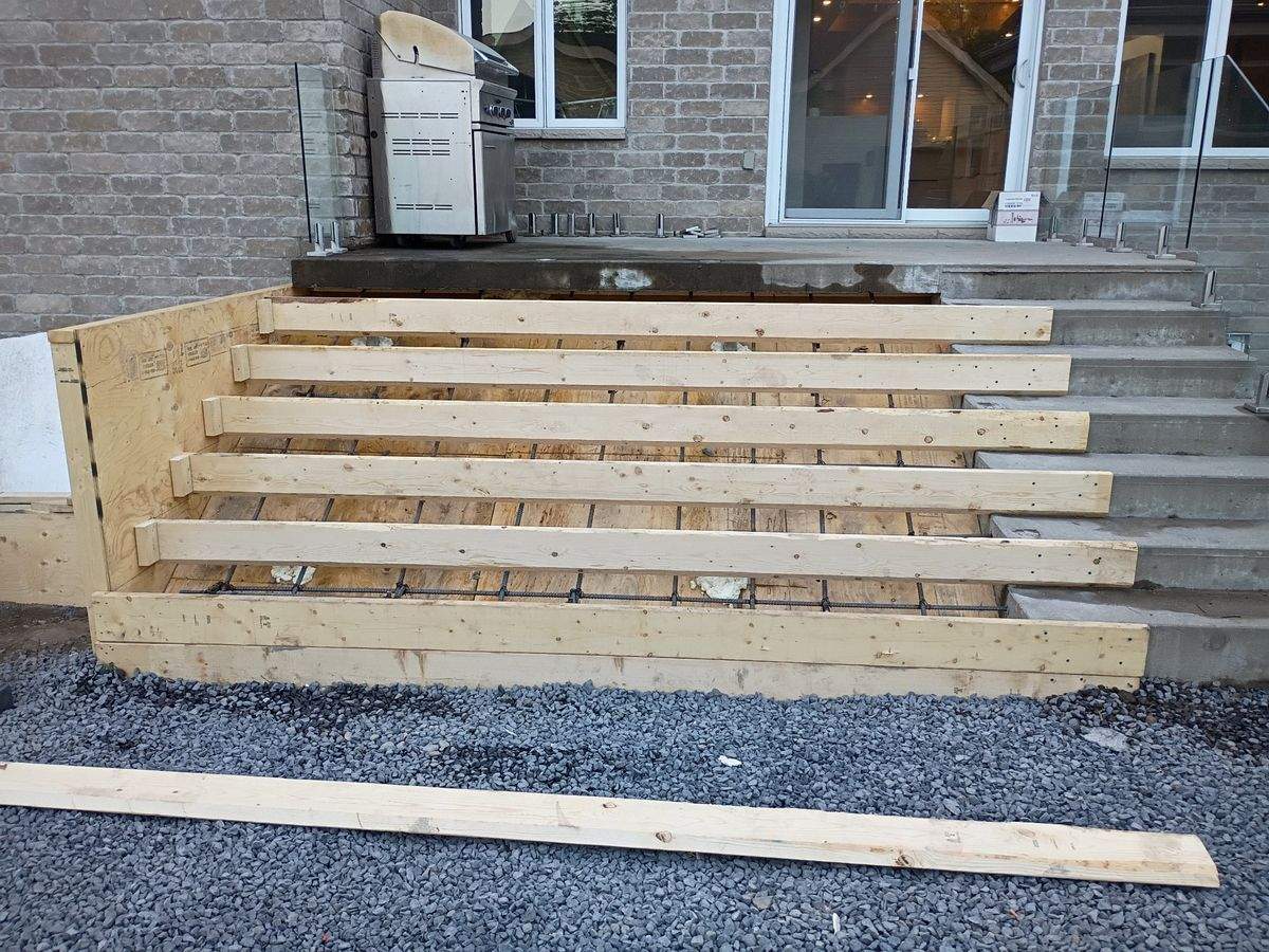 Coffrage d'escalier de béton vu du dessus, armature d'acier en place
