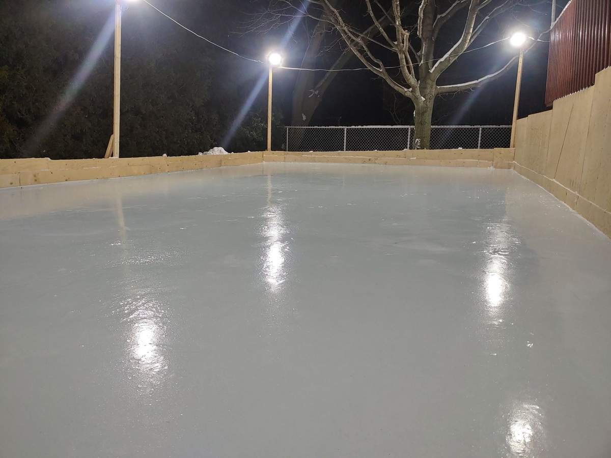 Patinoire de cour la nuit, sous les projecteurs