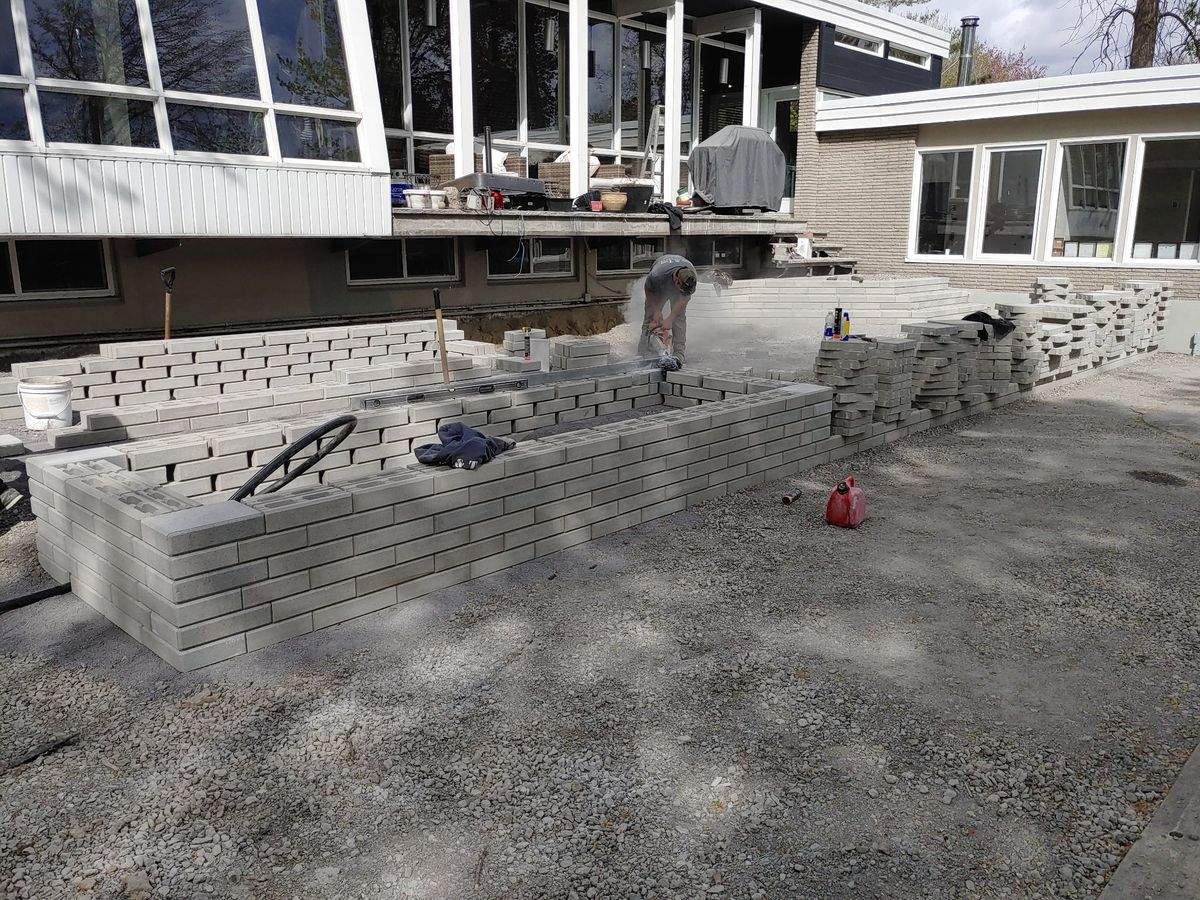 Muret de soutènement en blocs en construction