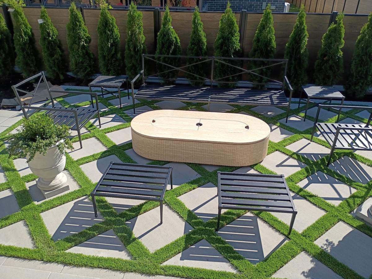 Gros plan du patio à motif diamant et de la table à feu