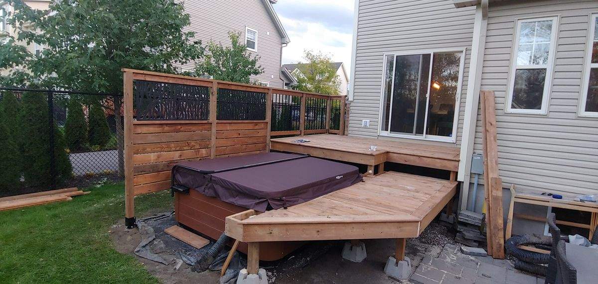 Planches de cèdre en train d'être posées sur la terrasse