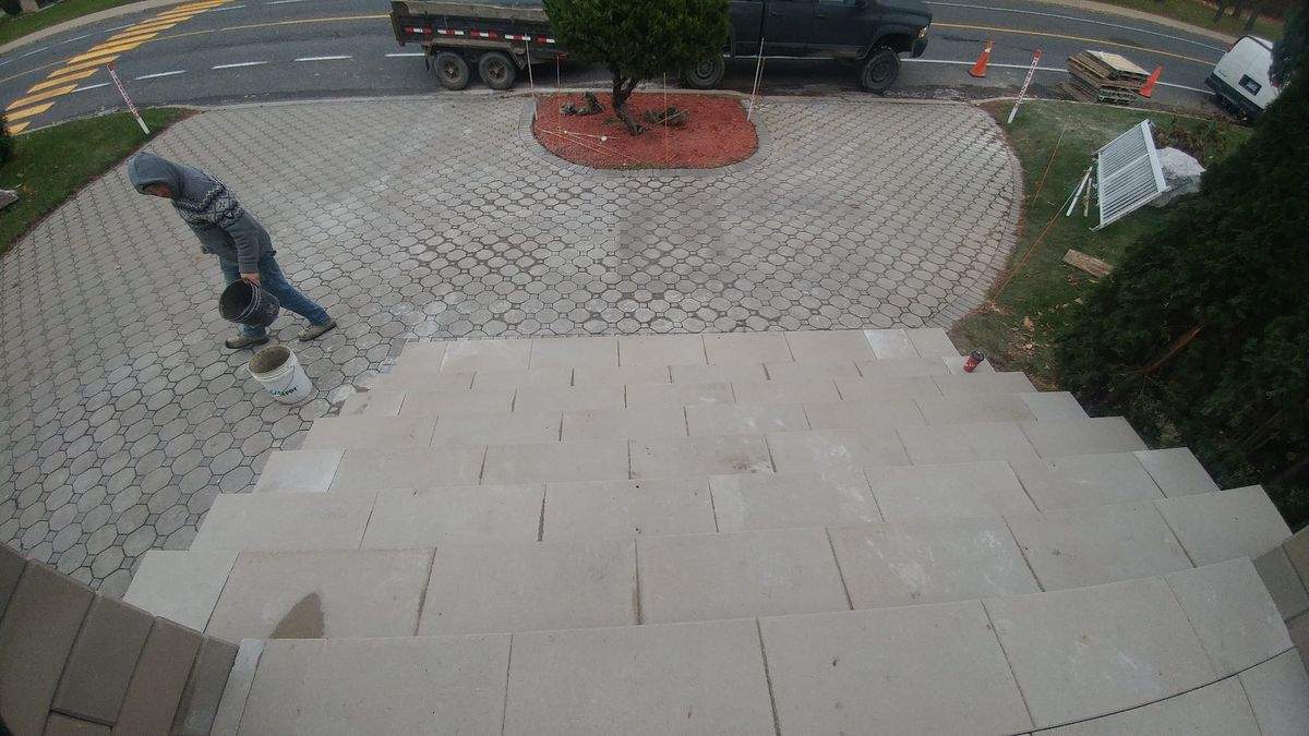 Grand escalier en pavé vu d'en haut