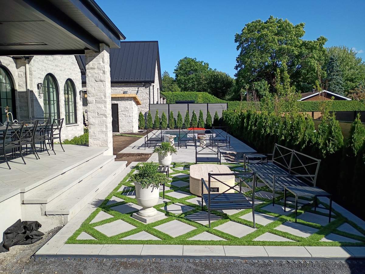 Cour arrière complète : patio, coin feu et piscine avec motif diamant