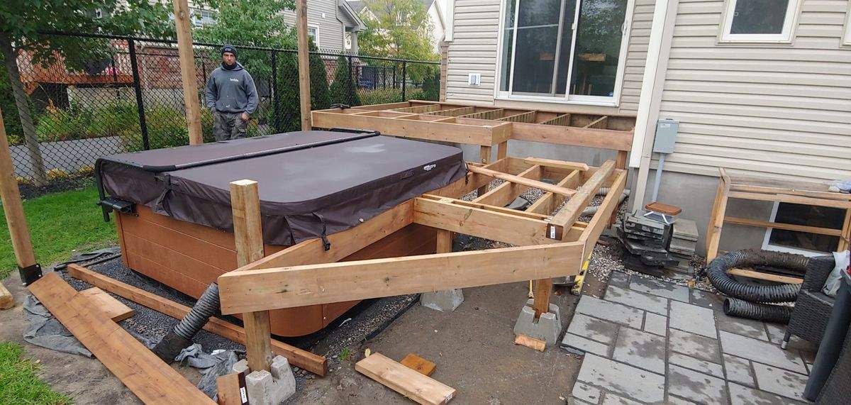 Planches de cèdre de la terrasse du spa en train d'être posées