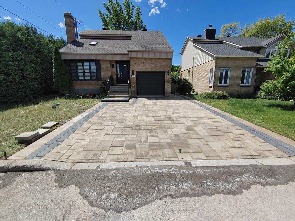 Entrée de cour en pavé beige avec bordures foncées