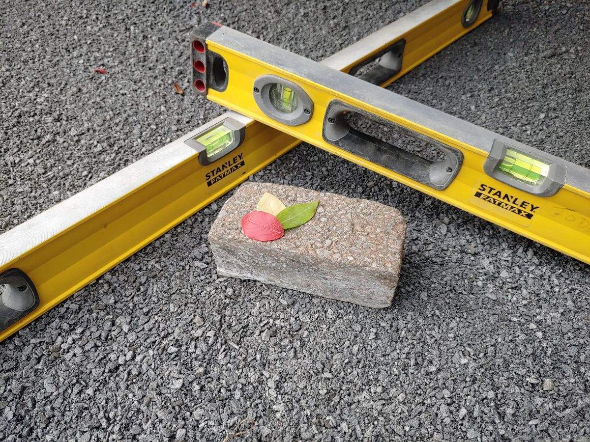 Niveaux posés sur le gravier pendant la préparation de la base